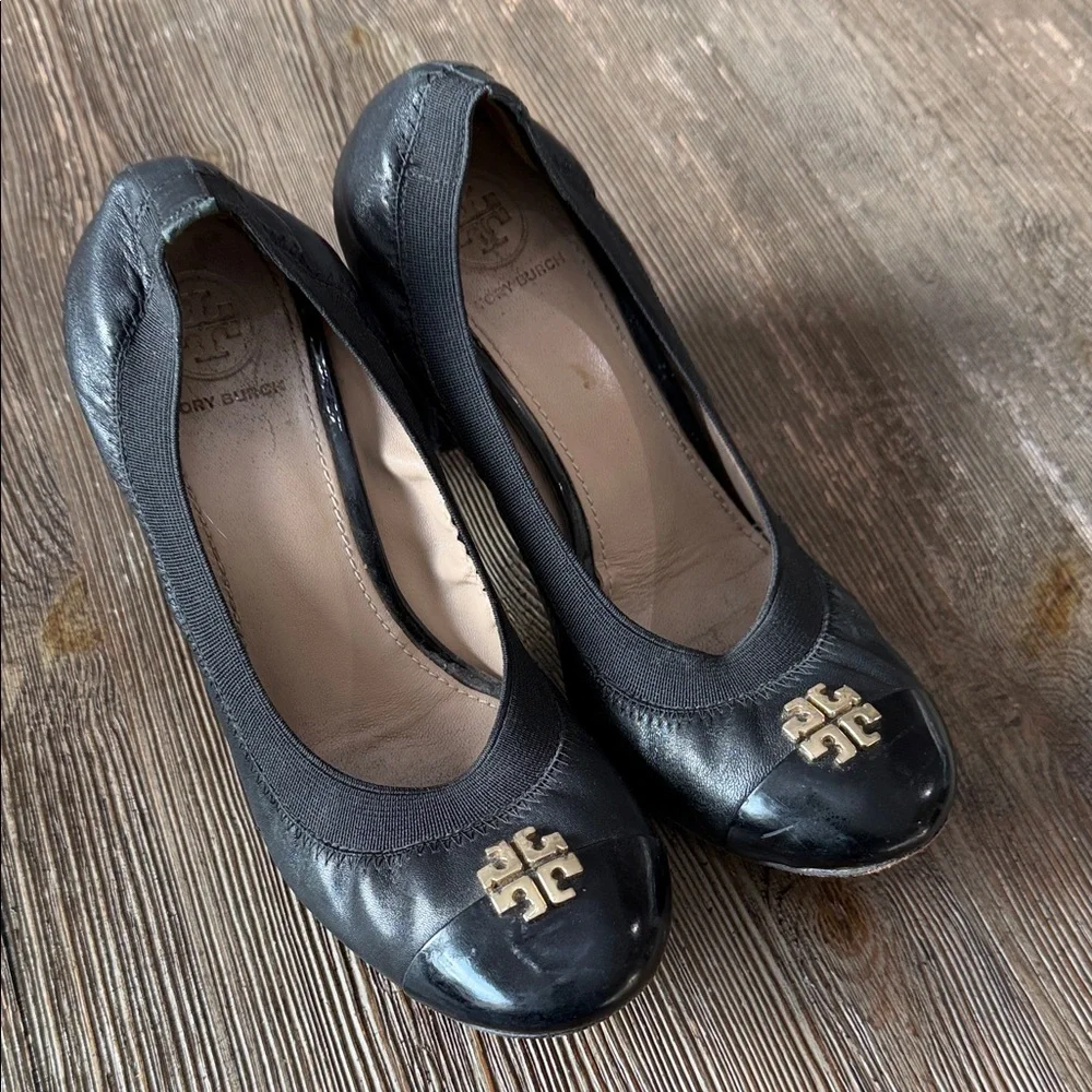 Tory Burch Black Leather Heels with Gold Logo - Picture 10 of 10